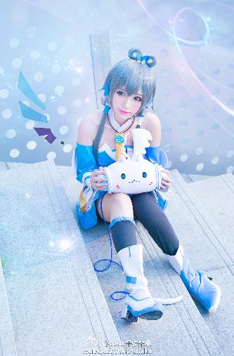 森林里的熊先生在冬眠中